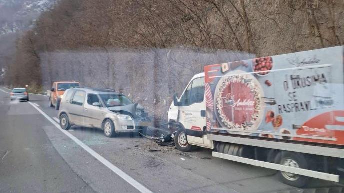 DIREKTAN SUDAR AUTA I KAMIONA NA IBARSKOJ: Vozila smrskana, delovi rasuti po putu (FOTO)