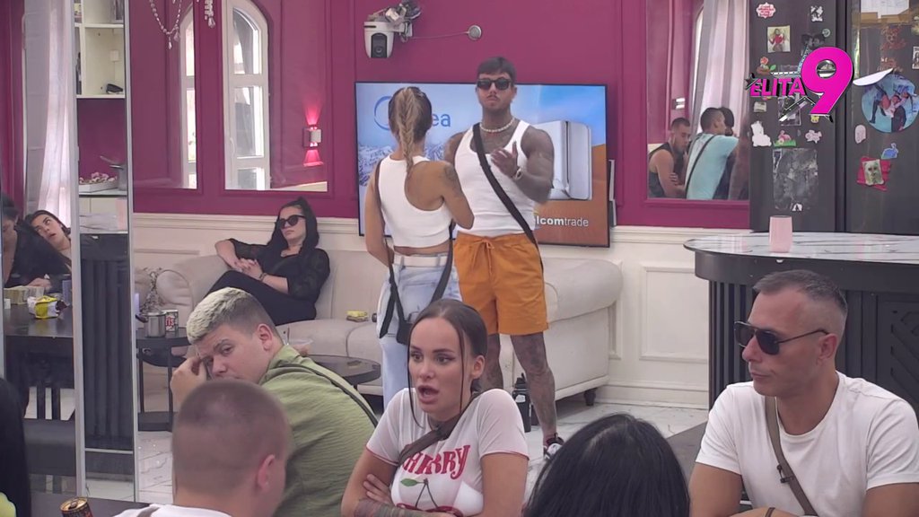 Folirant si, Teodora ti se sviđa: Aneli pokušala da spustoi loptu sa Filipom, pa iz petnih žila zaurlala na njega nakon nove šut-karte! (VIDEO)
