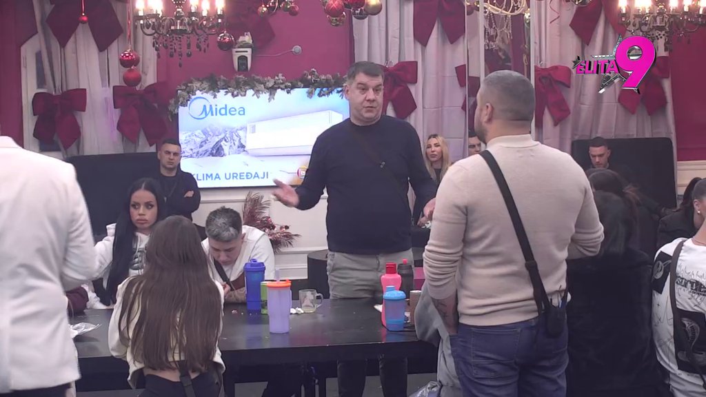 Haos za crnim stolom! Ivan pokušava da svali sve na Aneli, puca od ljubomore na Anđela, Asmin ga prozreo i razotkrio: Branio ju je i kad je u pravu i kada nije, tako sam i ja Maju, ZALJUBLJEN JE (VIDEO)