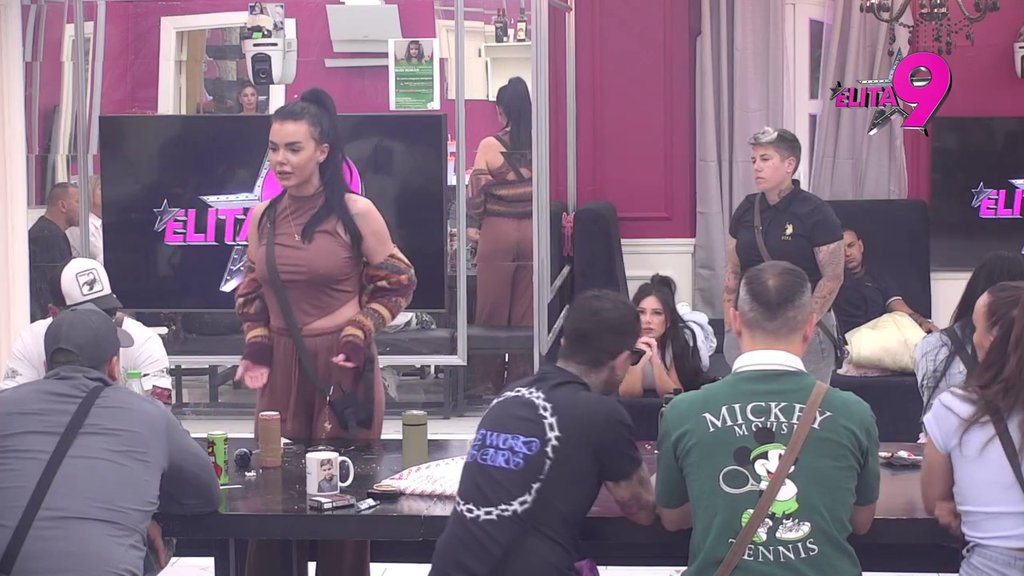 MENE JE ANGELINA VOLELA: Matora progovorila o odnosu sa Anitinom majkom, otkrila zbog čega smatra da je Anđelo prevarant, pa DOVELA Luku i bivšu do tačke pucanja jednim komentarom (VIDEO)