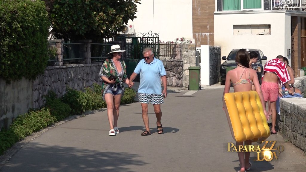 PAPARACO! Miloš Bojanić uhvaćen u Crnoj Gori sa 24 godine mlađom ženom: Evo kako izgleda njegova supruga Branka i u čemu oni uživaju! (FOTO)