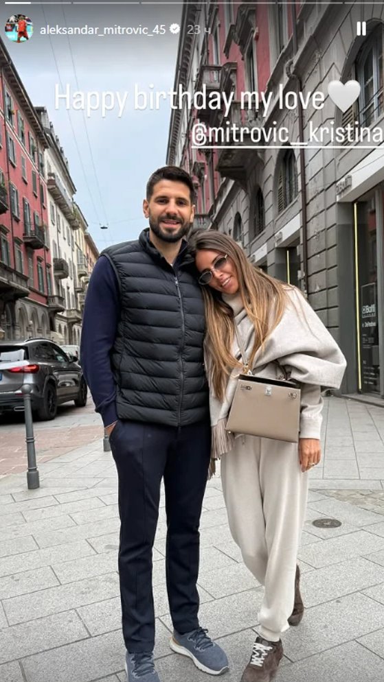 VELIKO SLAVLJE U DOMU ALEKSANDRA MITROVIĆA! Fudbaler objavio sliku sa ženom koja je prava lepotica: Ljubavi moja... (FOTO)