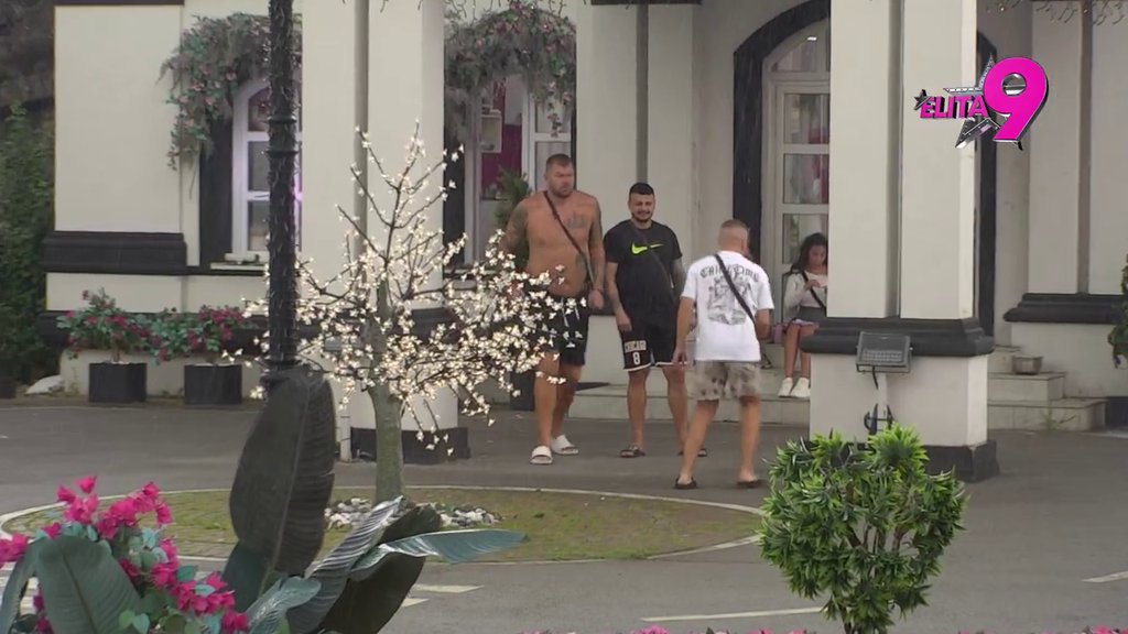 PLJUSAK U ELITI NAPRAVIO POMETNJU! Janjuš trči po kiši kao BAMBI NA LEDU, ovo je hit! (VIDEO)
