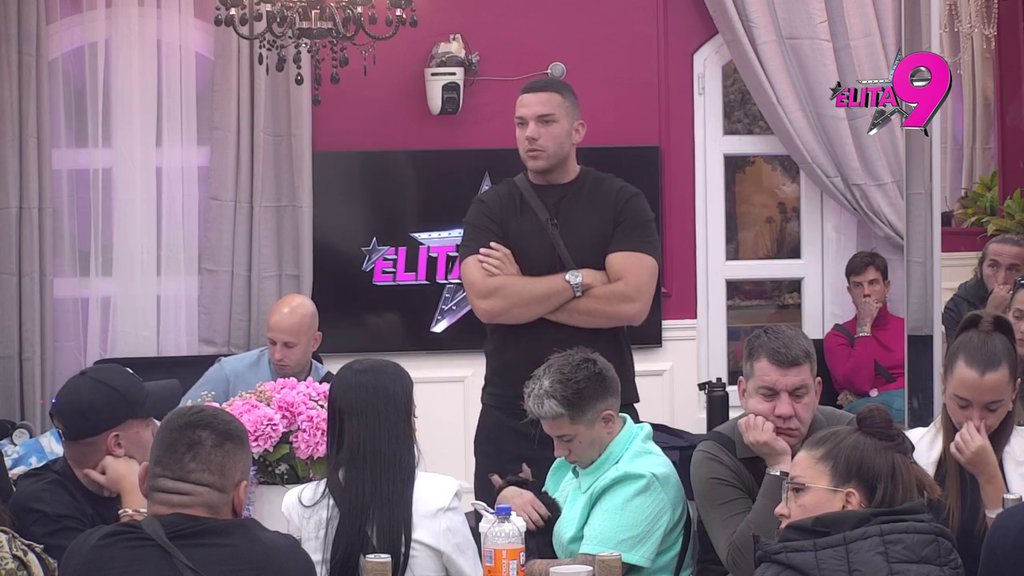 PUČE PRIJATELJSTVO: Mića napao Anđela, on kao nikad zarežao na njega! Ovo niko nije očekivao (VIDEO)
