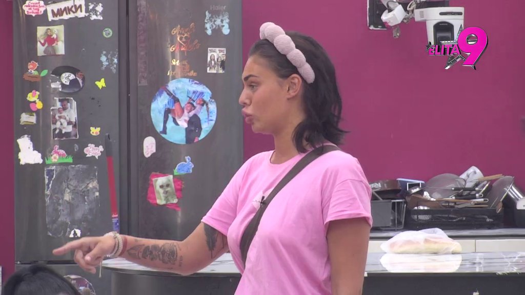 Ponovo završila ponižena i u suzama: Raskrinkane tajne varnice Aneli i Viktora, Gagić počeo bezuspešno da se čupa, pa joj zadao najteži udarac (VIDEO)