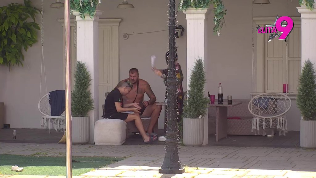 Kakav učitelj, takav učenik! Uroš ispitao Janjuša saobraćajne znakove, on pojma nema! Stanić mu se ismejao u facu: Položio si vožnju kao što je Asmin završio srednju školu (VIDEO)