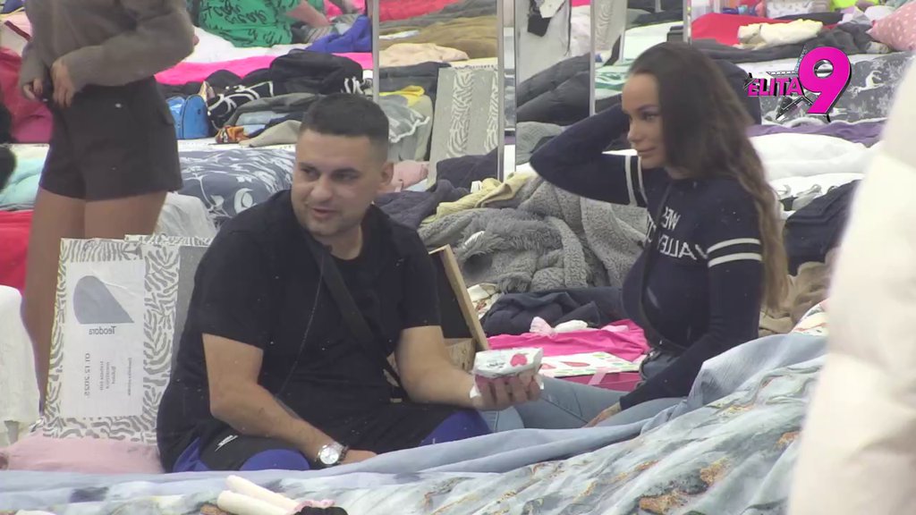 BLIŽI NEGO IKAD! Teodora posle poklona promenila ploču, više joj ne smeta Bebičino prisustvo, pogledi, ni blizina! (VIDEO)