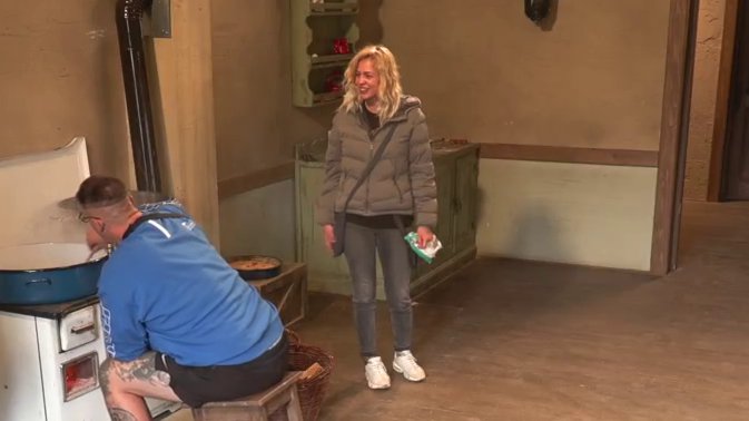 Bombone i duvan više neće kriti u GRUDNJAKU?! Andrea sašila torbicu od Luksove majice, pa se pohvalila cimerima (VIDEO)
