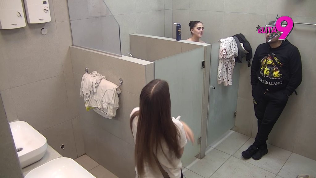 ONA SE KUPA, A ON GLEDA! Anastasija i Bora prešli na novi nivo INTIMNOSTI, Brčićeva POTPUNO GOLA ispred Santane! (VIDEO)