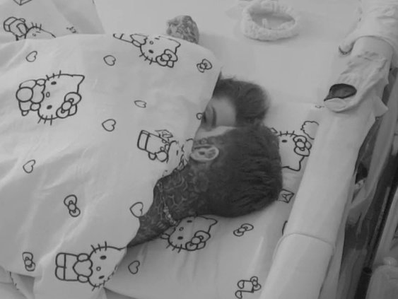Više nije štek mama, sad se vaćari gde stigne: Aneli i Filip u jorgan akciji! Ona ga balavi po grudima, on je ispipkao celu, a poljubac kriju od kamera! (VIDEO)