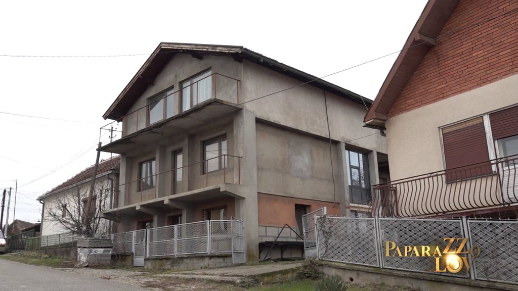ZAVIRITE U GASTOZOV DOM! Ovde danas živi samo njegov otac, a sve je daleko od od luksuza! Evo kako izgleda unutrašnjost kuće u Grabovcu (FOTO)