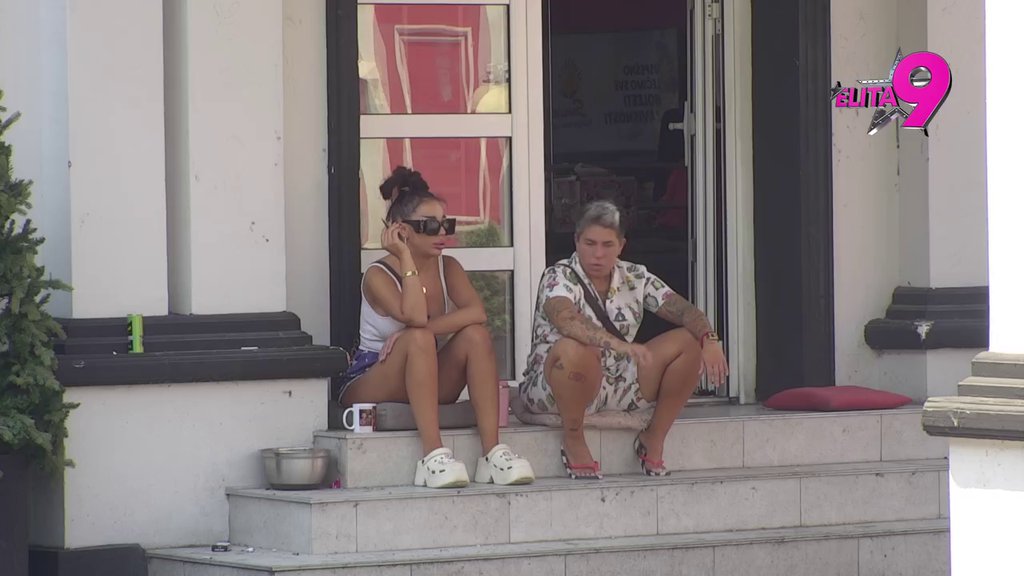 Idu u dronjavim majicama, u papučama! Matora i Sofija zgrožene kako pojedine učesnice DOLAZE U EMISIJU! (VIDEO)