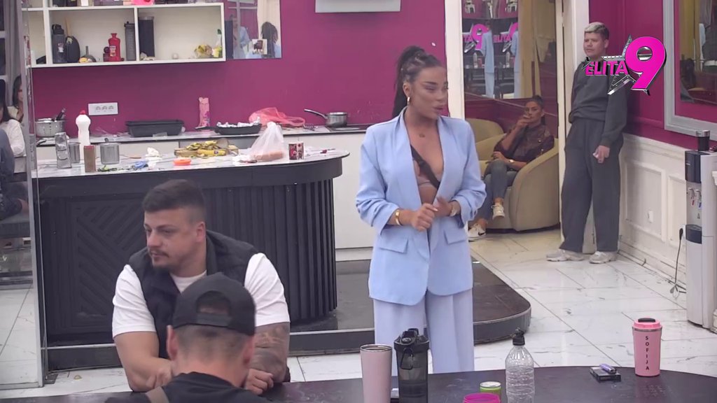 Imaću ti šifru od Instagrama i uzeti svih pet telefona: Maja lupila Alibabi zabrane, neće smeti da se odvoji od nje napolju! (VIDEO)