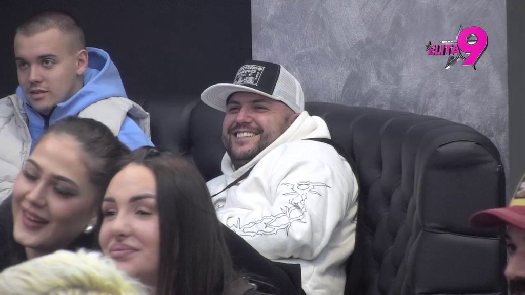 Vrelo, vrelije, Maja Marinković: Tresu se silikoni, a oko zadnjice lanci! Ljudi ne trepću dok se uvija, Alibabi ide voda niz usta! (VIDEO)