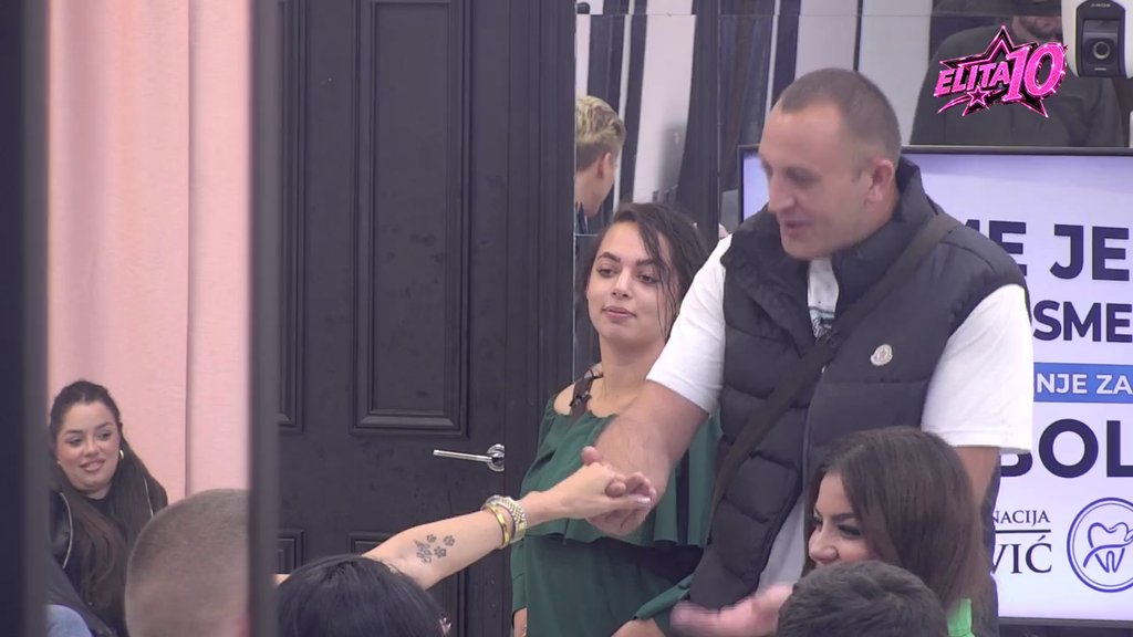 Njeni će me prihvatiti na keca, učesnici nam zavide na vezi: Milan puca od samopouzdanja, uveren da mu Rada slepo veruje, pa na njene oči muva druge učesnice! (VIDEO)