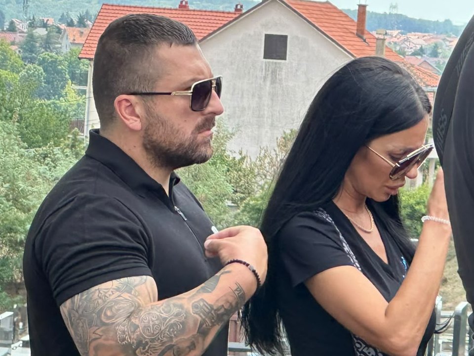 Milan Milošević stigao na groblje u Sremčici: Došao da bude uz Boru Santanu na sahrani njegovog oca (FOTO)