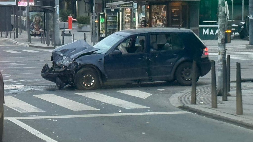 Saobraćajka u Beogradu: Prednji deo automobila uništen nakon sudara, delovi vozila rasuti po putu (FOTO)