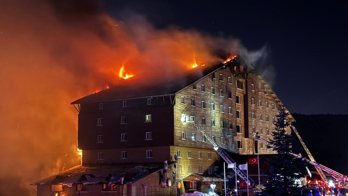 GORI LUKSUZNI HOTEL: Gosti hitno evakuisani, objavljeni snimci drame u letovalištu (VIDEO)