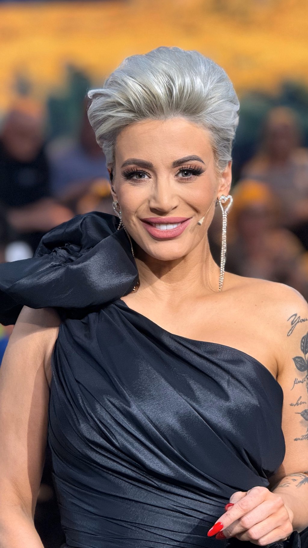 GLEDAŠ ŽENE KOJE NIŠTA NE VREDE, A DOBIJAJU SVE - KOLA, KUĆE, PRSTEN... Dušica Jakovljević van sebe: Što meni ne padne s neba?!