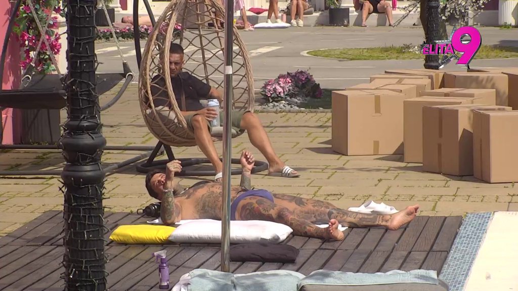 Delulu Bebica prekucao igricu: Namerno se ubacuje u Teodorin razgovor s Muratom da bi Đukić mislio da priča s njim! (VIDEO)