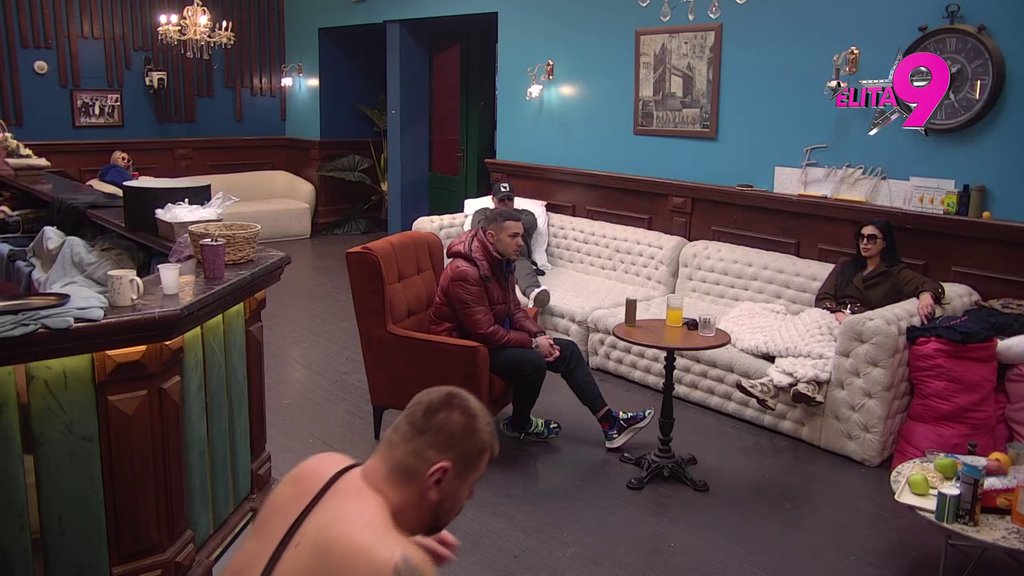 STAVILA SVE KARTE NA STO! Aneli otkrila zbog čega je rasplamsala sukob sa Asminom! (VIDEO)