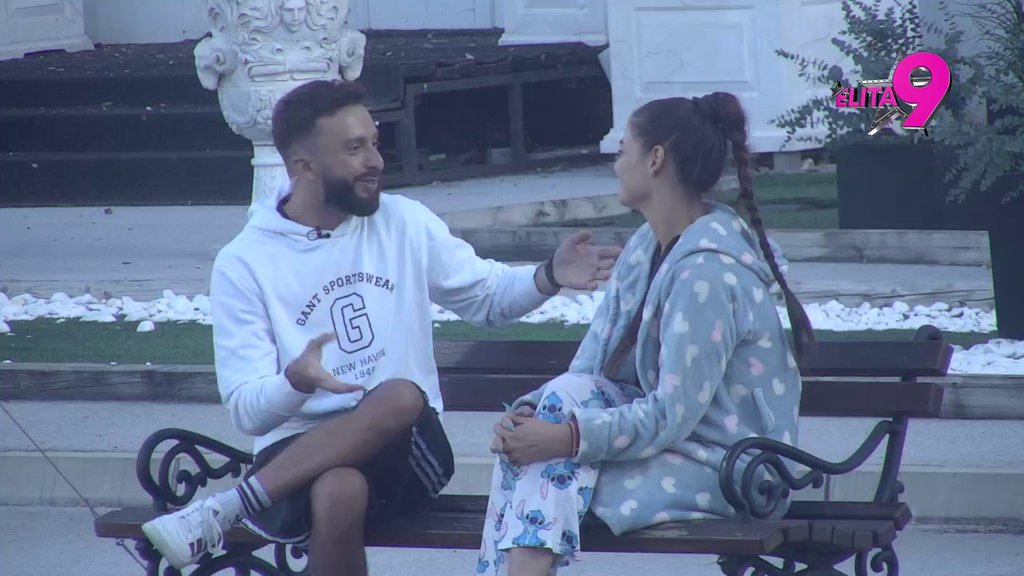 Sedela je preko puta njega i smeškala se Anđelu: Boginja otkrila sve tajne Aneli Ahmić, a nije štedela ni Đukića na rečima! (VIDEO)