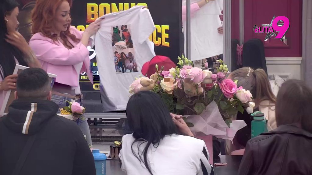 Anita na ivici suza! Umalo briznula u plač čim je videla šta joj je stiglo za Osmi mart (VIDEO)