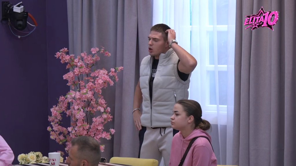 Nadam se da mi spremaš rođendan! Mahir ni ne sluti da mu je SUPRUGA SPREMILA RAZVOD, šalje joj srce i pozdrave! A onda ispljuvao Anđelu kao ZAKLETOG NEPRIJATELJA (VIDEO)
