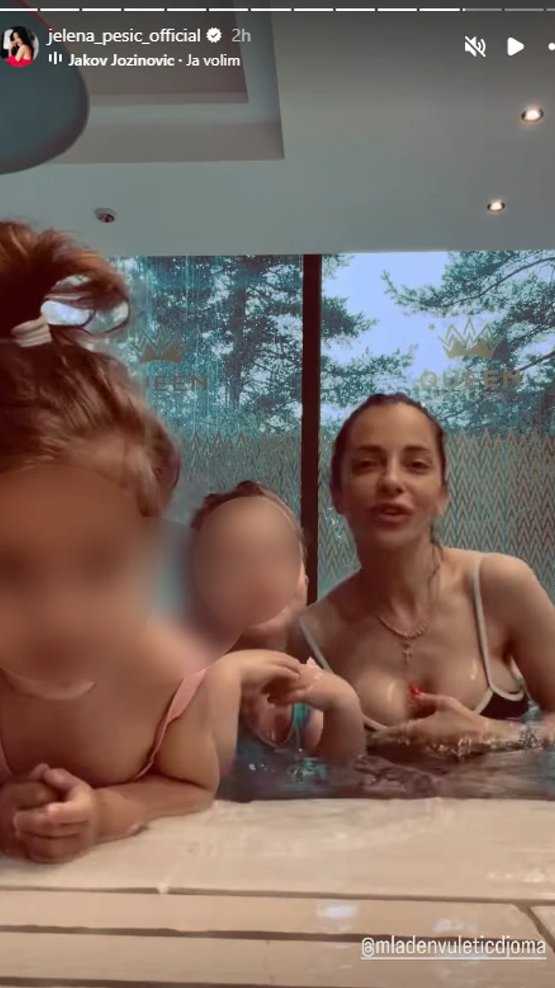 VAŽE ZA NAJSREĆNIJI RIJALITI PAR U SRBIJI! Zgodna brineta pokazala kako uživa sa ćerkama: On hoće da ih imamo petoro (FOTO)