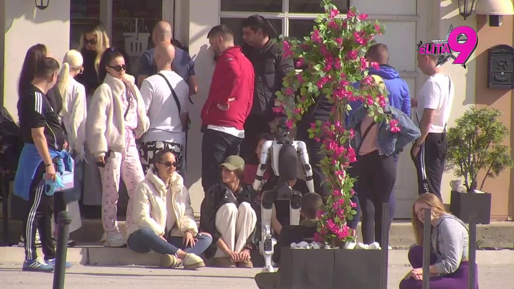 Napravili šou ispred prodavnice! Zorica i Toša zapevali njen hit, svi popadali od smeha: Lijte kiše, hladne vode, Toša ode da ubode (VIDEO)