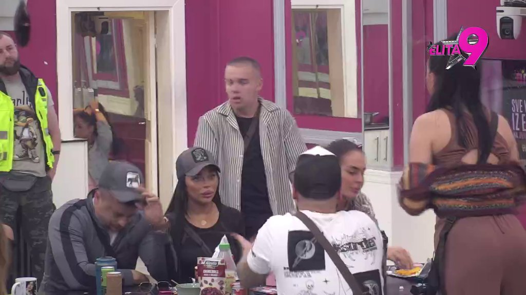 OVO SE ZOVE RASKINKVANJE: Dača sasuo Aniti i Luki sve u lice, prozvao ih da najviše ogovaraju bivše, oni krenuli da ga vređaju pa dobili lekciju o lepom ponašanju: VAS BOLI ŠTO STE NEBITNI (VIDEO)