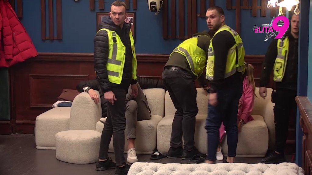 Opkolilo ih obezbeđenje: Aneli divlja po pabu, ne prestaje da urniše Janjuša! (VIDEO)