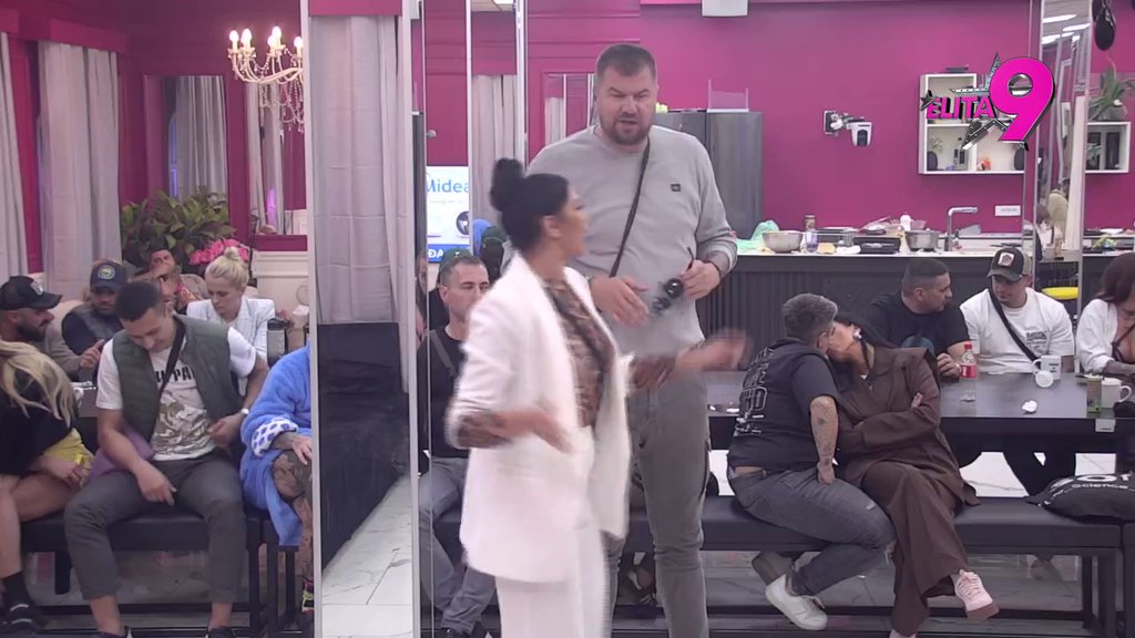 Likuje na sav glas: Aneli se slatko ismejala zbog Janjuša i Kačavendu, pa bivšoj drugarici udelila savet! (VIDEO)