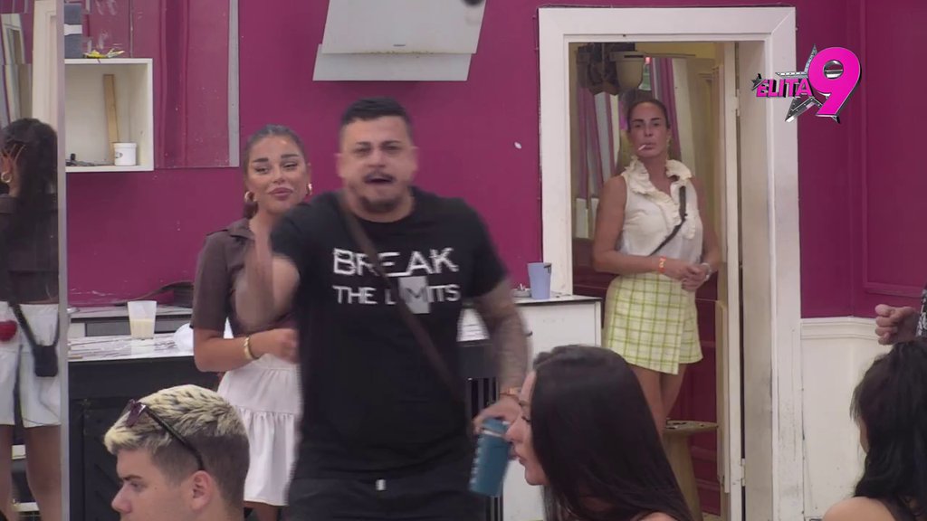 Sofija i Terza bljuju vatru jedno na drugo, sve odzvanja od uvreda za crnim stolom :Seti se deteta samo kad...!(VIDEO)