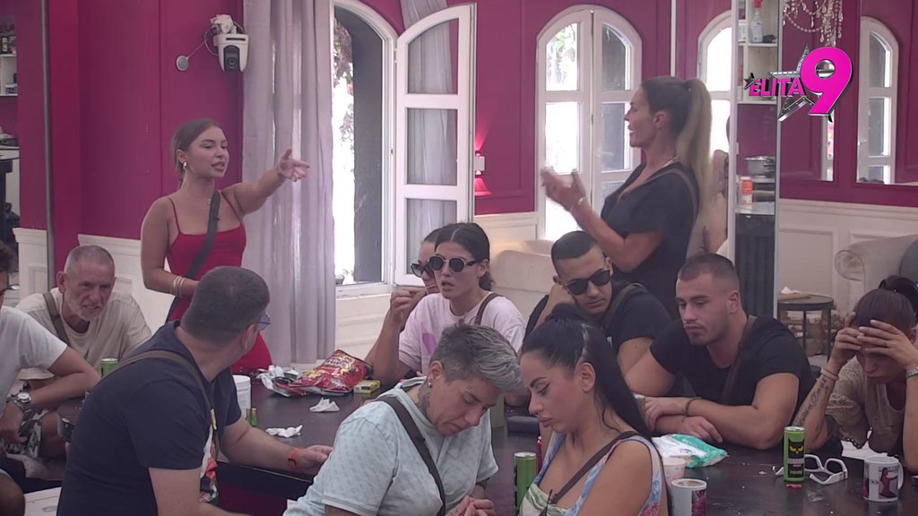 Stoje ovde muškarci kao da će folklor da igraju, a ti si za svakim od njih plakala! Kačavenda vratila Saru na fabrička, ona skočila na sto! (VIDEO)