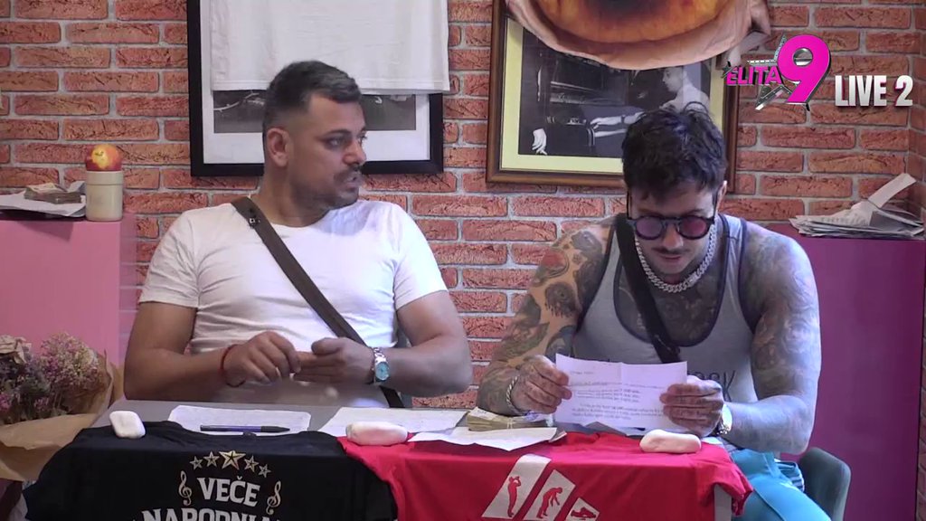 NASMEJAO SVE DO SUZA! Robot Moša delio šakom i kapom savete slušaocima 'Radio Amnezije!' (VIDEO)