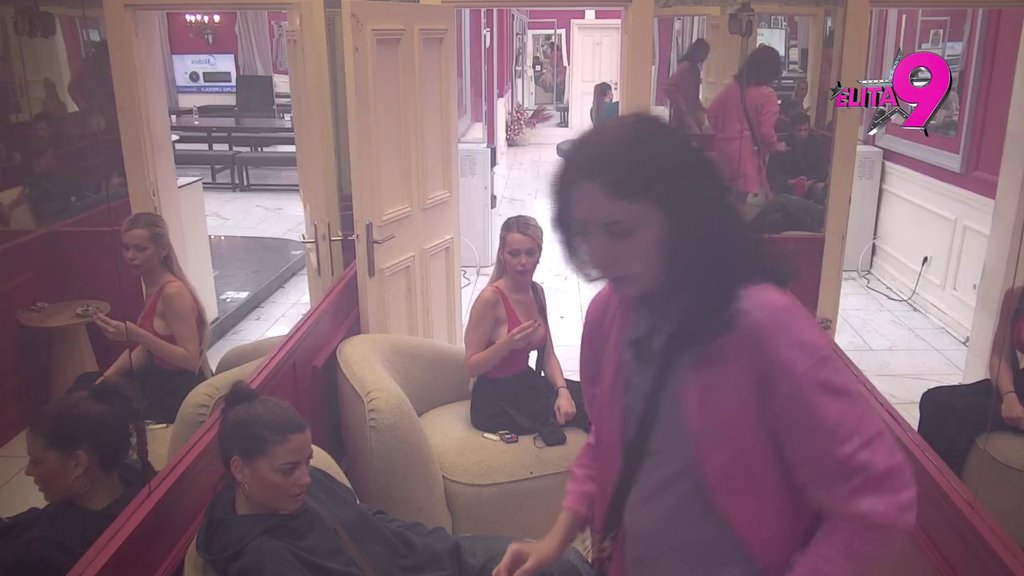 BOGINJA URNISALA BORU: Okačiću sliku Milice Kemez iza sebe dok budem snimala lajv (VIDEO)