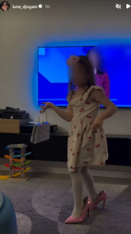 Lunina ćerka u štiklama, kao na modnoj pisti: Ovim snimkom je ukrala šou poznatoj mami