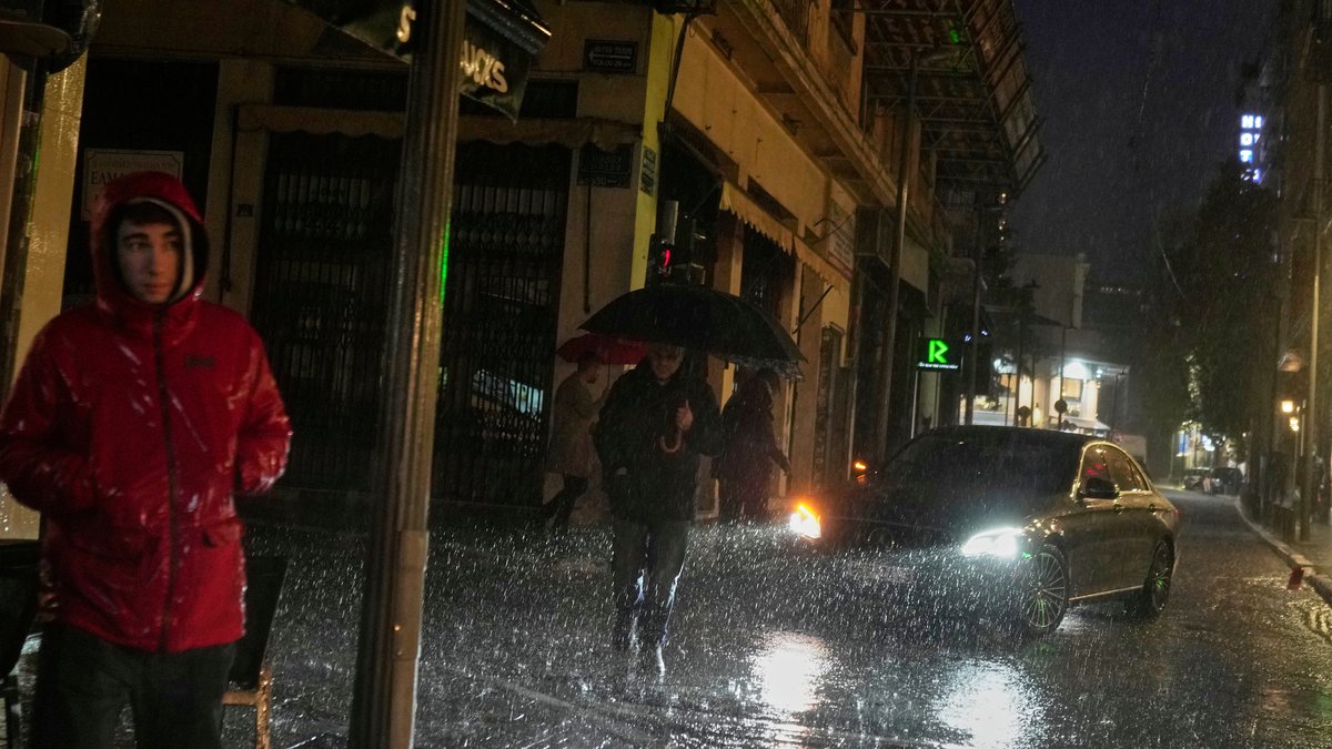 HAOS U DUBROVNIKU: Obilne padavine napravile haos, voda se SLIVA niz ulice (VIDEO)