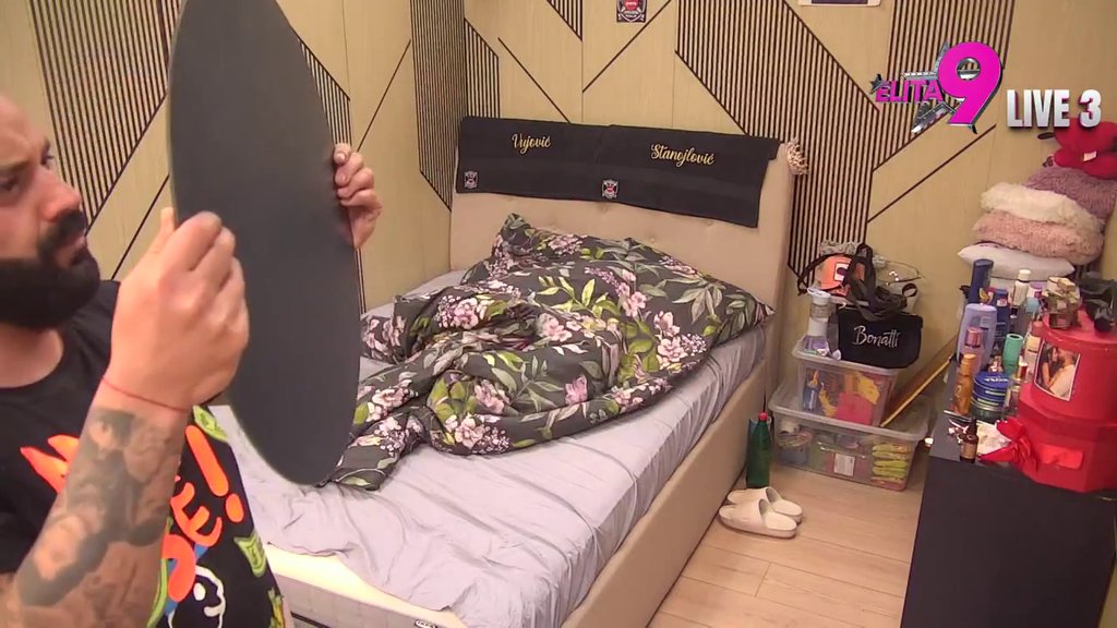 Odmah dotrčao do ogledala! Luka se probudio, pa brže-bolje PROVERIO KAKO MU SE PRIMILA BOJA na kosi! (VIDEO)