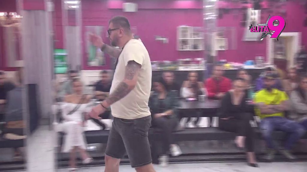 Nikako da ubode suštinu! Kačavenda definitivno ne može da opere svoj obraz, uporno izbegava odgovore na pitanja o Janjušu! (VIDEO)