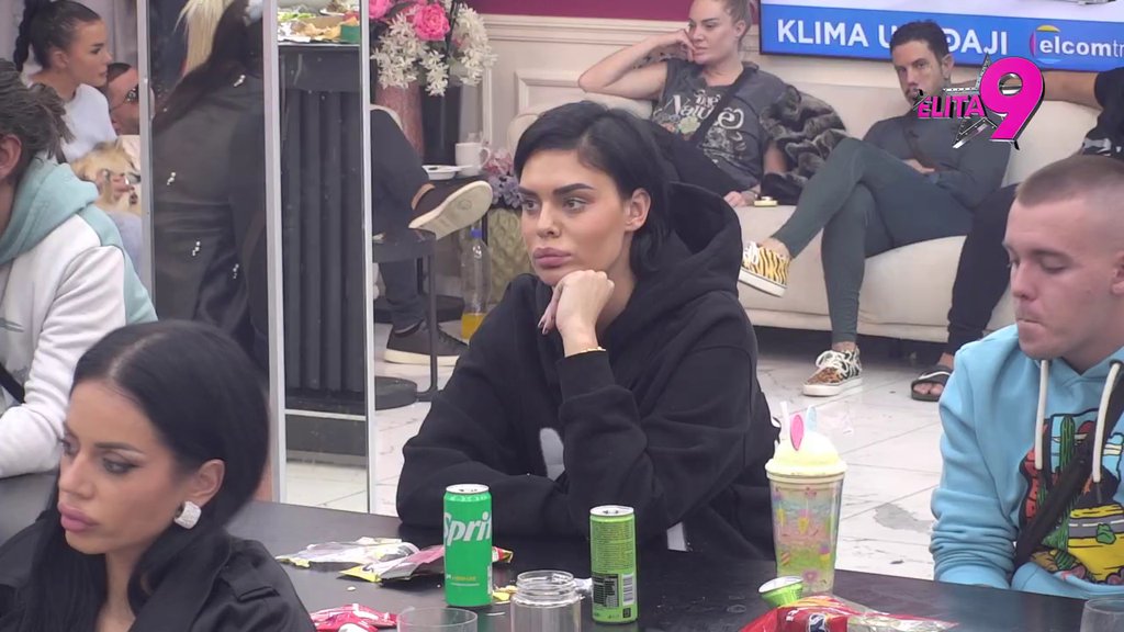 Zaurlala iz petnih žila: Mini pala roletna i Terzu upozorila da se ne igra s njom, on rešio da obustavi svaku komunikaciju! (VIDEO)