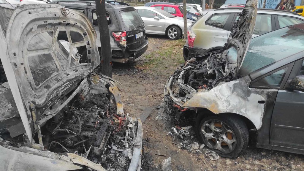 Pogledajte prve slike spaljenih automobila u Beogradu: Oštećeno šest vozila (FOTO+VIDEO)