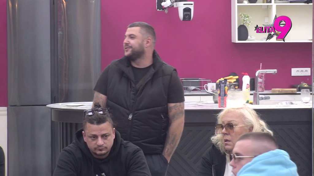 Koristi svaku priliku da joj se dodvori: Asmin našao način da izmami osmeh na lice Maje Marinković! (VIDEO)