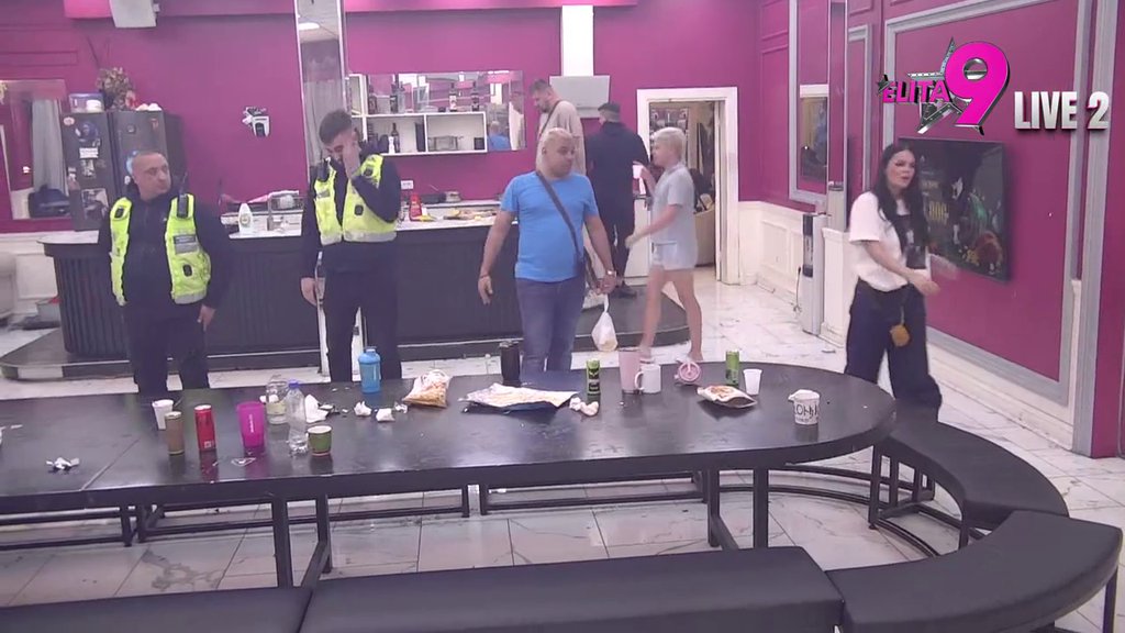 OBEZBEĐENJE IMA PUNE RUKE POSLA! Anastasija pljunula Boru, karambol u cik zore (VIDEO)