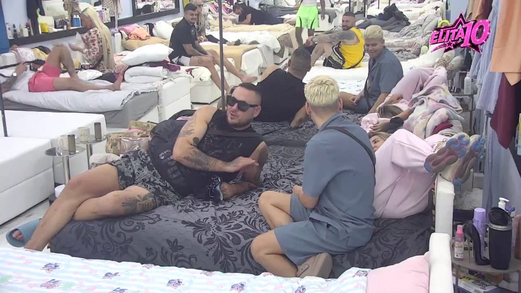 Možda se preselim ovde da vam razbucam klan: Filip Car ne može da odoli Aneli, na Đukićeve oči završio u njenom krevetu! (VIDEO)