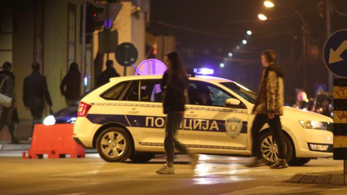 JEDAN UPERIO PIŠTOLJ U NJEGA, OSTALI MU LOMILI GLAVU ŠIPKAMA! Evo šta je prethodilo napadu u Novom Pazaru: Žrtva oblivena krvlju izgubila svest (VIDEO)