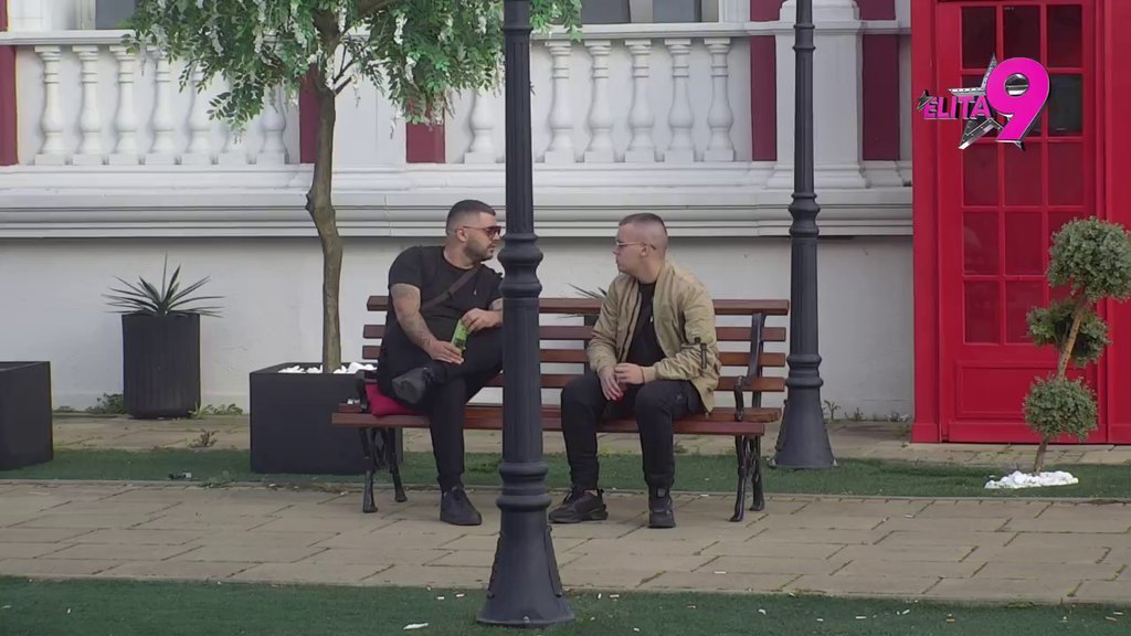 BRUTALAN! Asmin upropastio devojke u kući, a nju je posebno uništio: SMRDI JOJ IZ USTA NA LEŠ! (VIDEO)