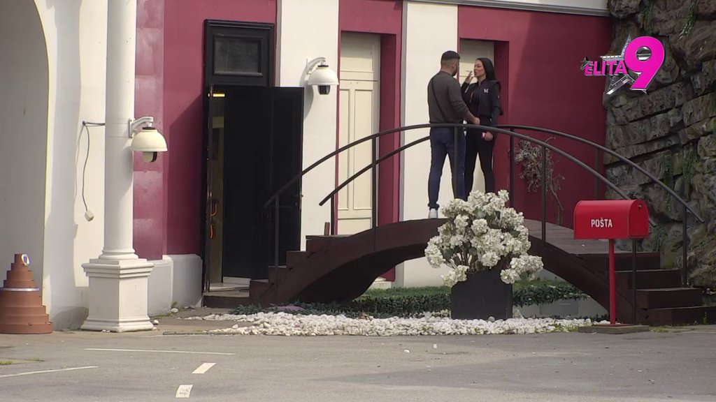 KAO DA GLUME U SPOTU! Maja i Asmin razmenjivali poljupce na mostiću, a onda je on PONEO NA RUKAMA kroz sobu, jedva izdržao! (VIDEO)