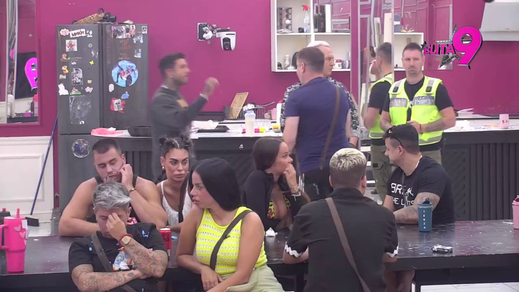 Šta će meni pozdravi tvoje mame i tate? Ivan rešio da RAZBUCA Filipa, razotkrio njegove namere: Navlačiš Aneline hejtere da doguraš do PRVOG MESTA (VIDEO)